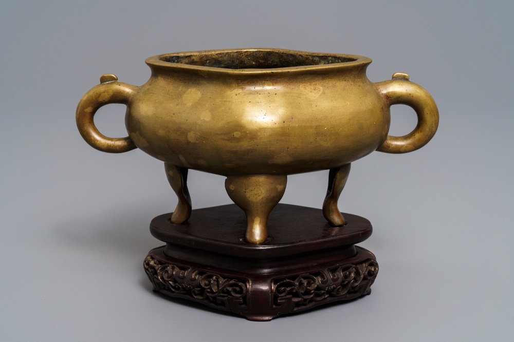 A Chinese quatrefoil gold-splashed bronze censer, Fei Ge mark, 17/18th C.