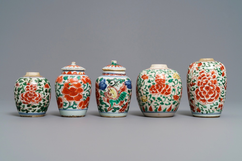 Cinq petits vases en porcelaine de Chine wucai, &eacute;poque Transition et Kangxi