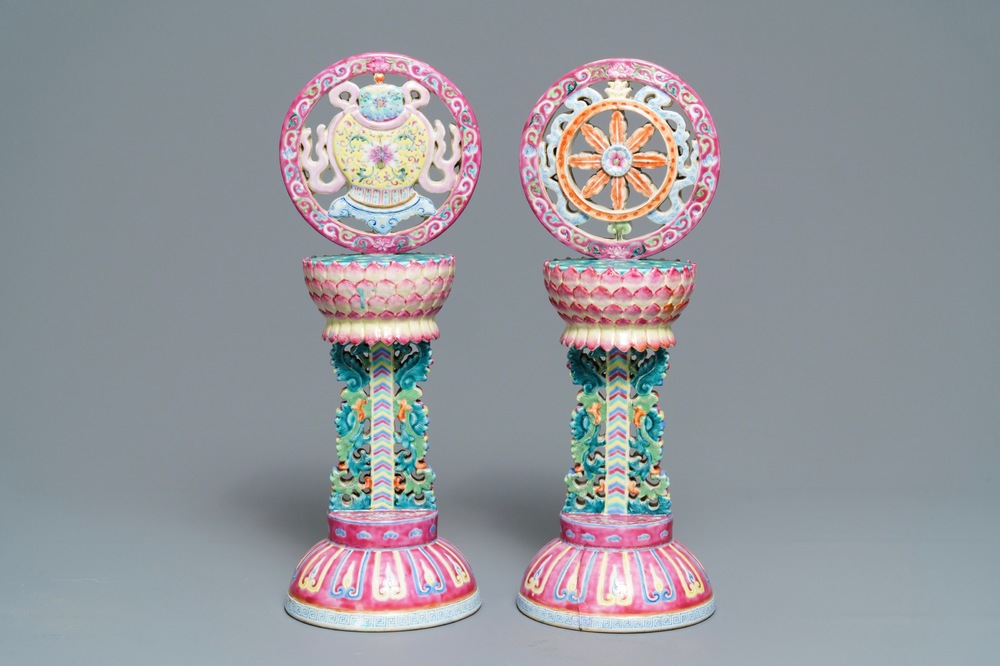Twee Chinese famille rose boeddhistische altaar ornamenten, Qianlong merk, 19e eeuw