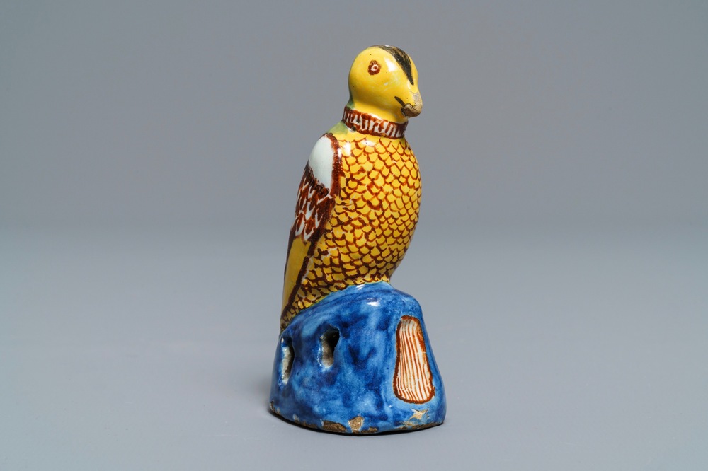 Un mod&egrave;le d'un perroquet en fa&iuml;ence de Delft polychrome, fin du 18&egrave;me