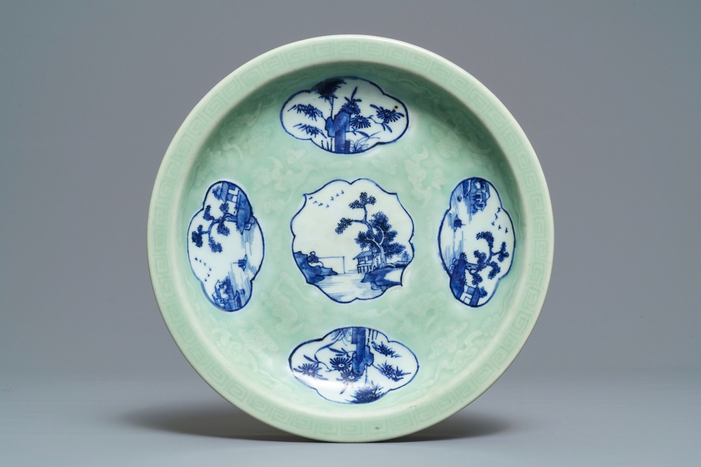 Un plat en porcelaine de Chine c&eacute;ladon aux m&eacute;daillons en bleu et blanc, 18/19&egrave;me