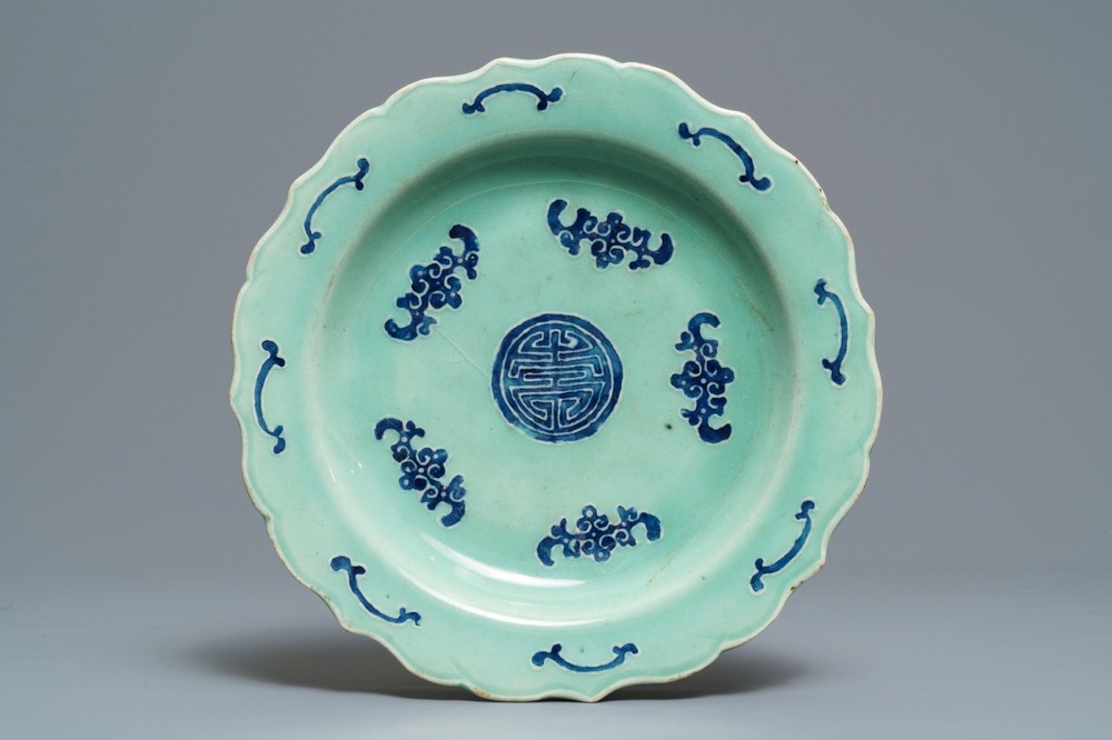 Un plat en porcelaine de Chine bleu et blanc sur fond c&eacute;ladon, marque et prob. &eacute;poque de Qianlong