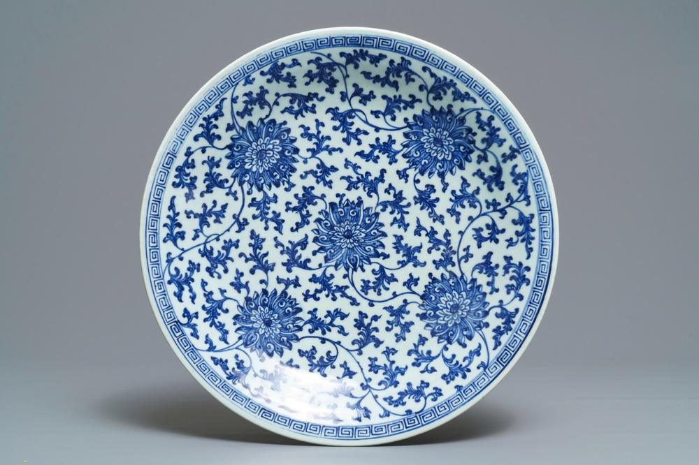 Un plat en porcelaine de Chine bleu et blanc &agrave; d&eacute;cor de lotus, marque et &eacute;poque de Qianlong