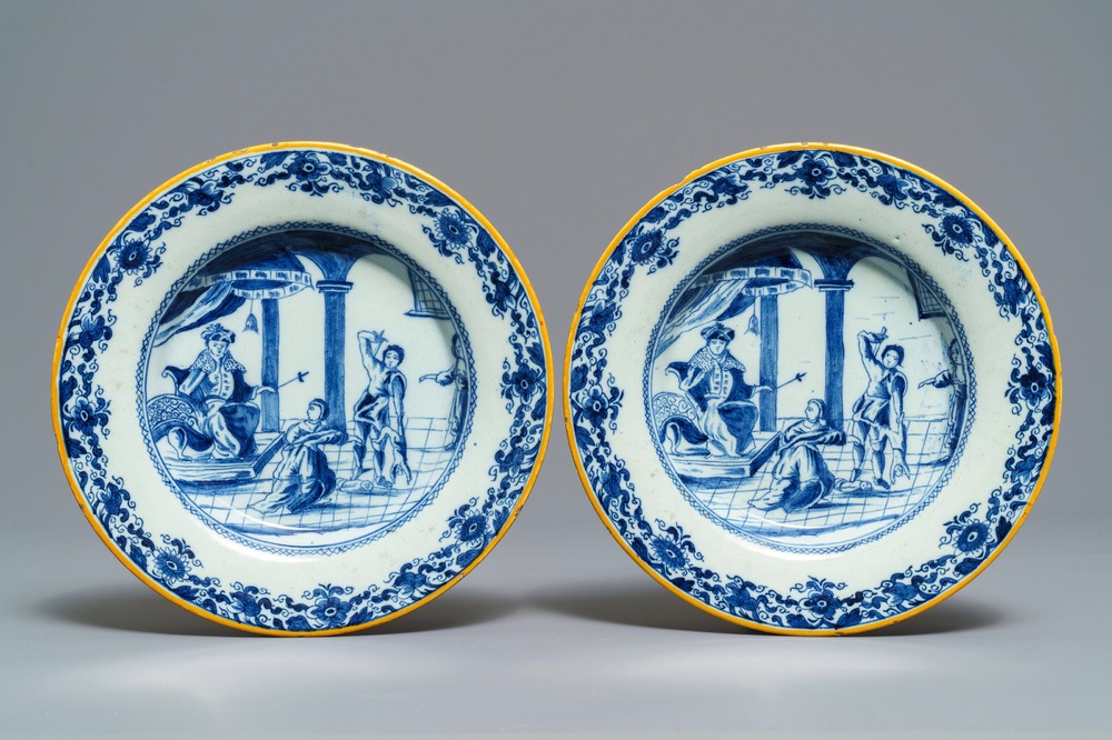 Une paire d'assiettes en fa&iuml;ence de Delft bleu et blanc &agrave; d&eacute;cor du Jugement de Salomon, 18&egrave;me