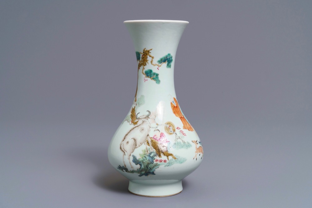 Een Chinese famille rose peervormige vaas, Qianlong merk, 19e eeuw