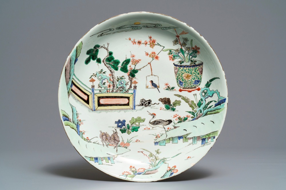 Un plat en porcelaine de Chine famille verte &agrave; d&eacute;cor d'un chat, un cerf et deux oiseaux, Kangxi