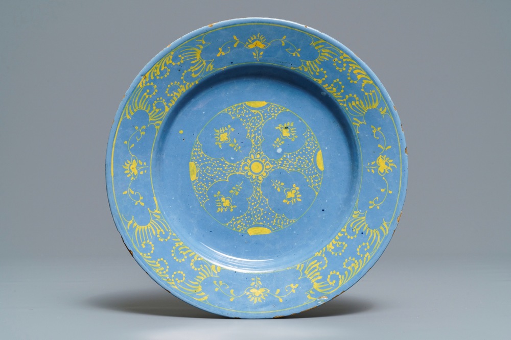Une assiette en fa&iuml;ence de Delft &agrave; d&eacute;cor en jaune sur fond bleu b&eacute;rettino, 18&egrave;me