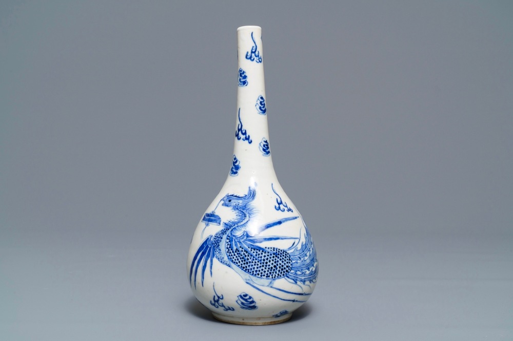 Een Chinese blauwwitte 'Bleu de Hue' vaas voor de Vietnamese markt, Nei Fu merk, 19e eeuw