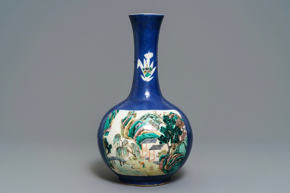 Een Chinese flesvormige famille verte vaas met poederblauwe fondkleur, 19e eeuw