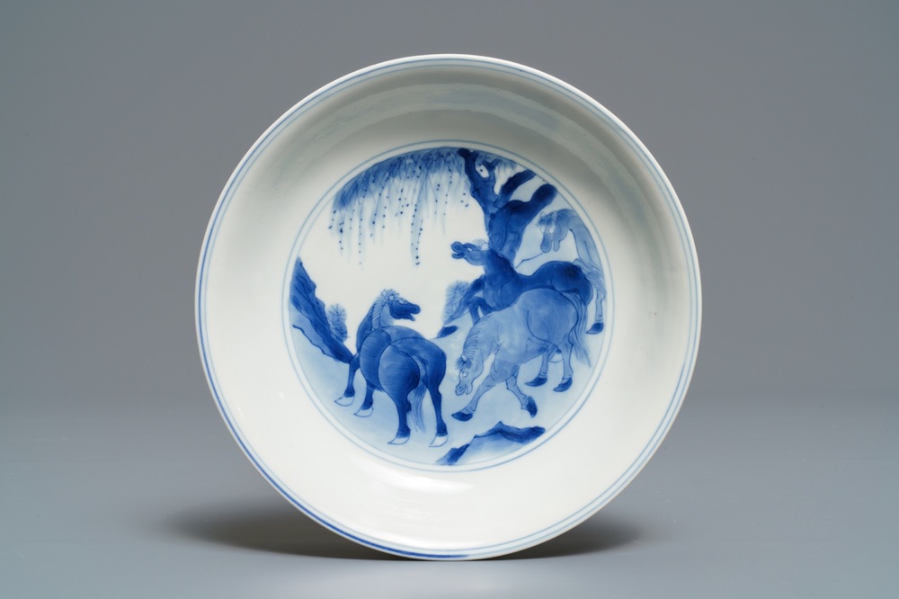 Une coupe en porcelaine de Chine bleu et blanc &agrave; d&eacute;cor des 'Huit chevaux de Wang Mu', marque et &eacute;poque de Kangxi