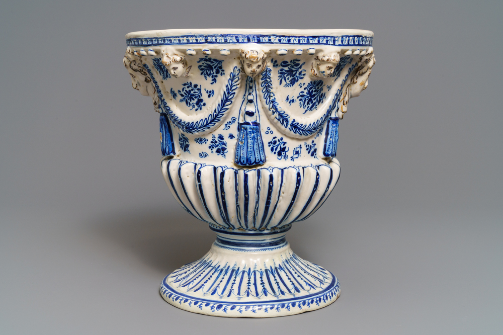 A blue and white Spanish pottery footed urn, Talavera, 18/19th C.