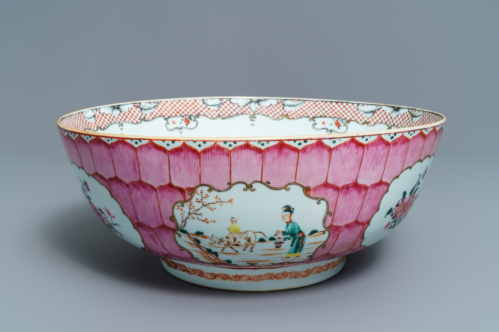 Un grand bol en porcelaine de Chine famille rose &agrave; d&eacute;cor mandarin, Qianlong