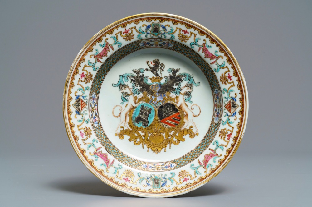 Une assiette armori&eacute;e de Bistrate et Poli en porcelaine de Chine pour le march&eacute; belge, Qianlong, vers 1736