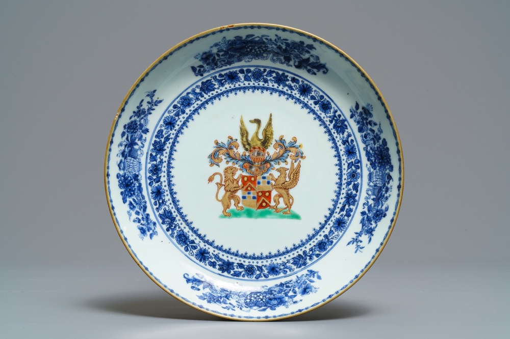 Une assiette armori&eacute;e en porcelaine de Chine pour le march&eacute; hollandais, Qianlong