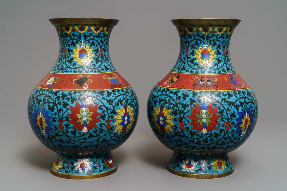 Une paire de vases de forme hu en &eacute;maux cloisonn&eacute;s &agrave; d&eacute;cor de rinceaux de lotus, 18&egrave;me