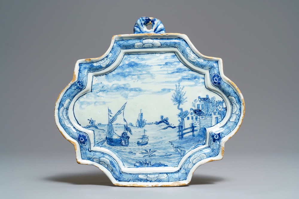 Une plaque en fa&iuml;ence de Delft bleu et blanc &agrave; d&eacute;cor maritime, 18&egrave;me