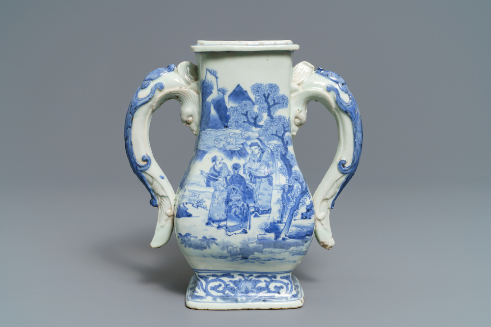 A Chinese blue and white chilong-handled vase, 17/18th C.