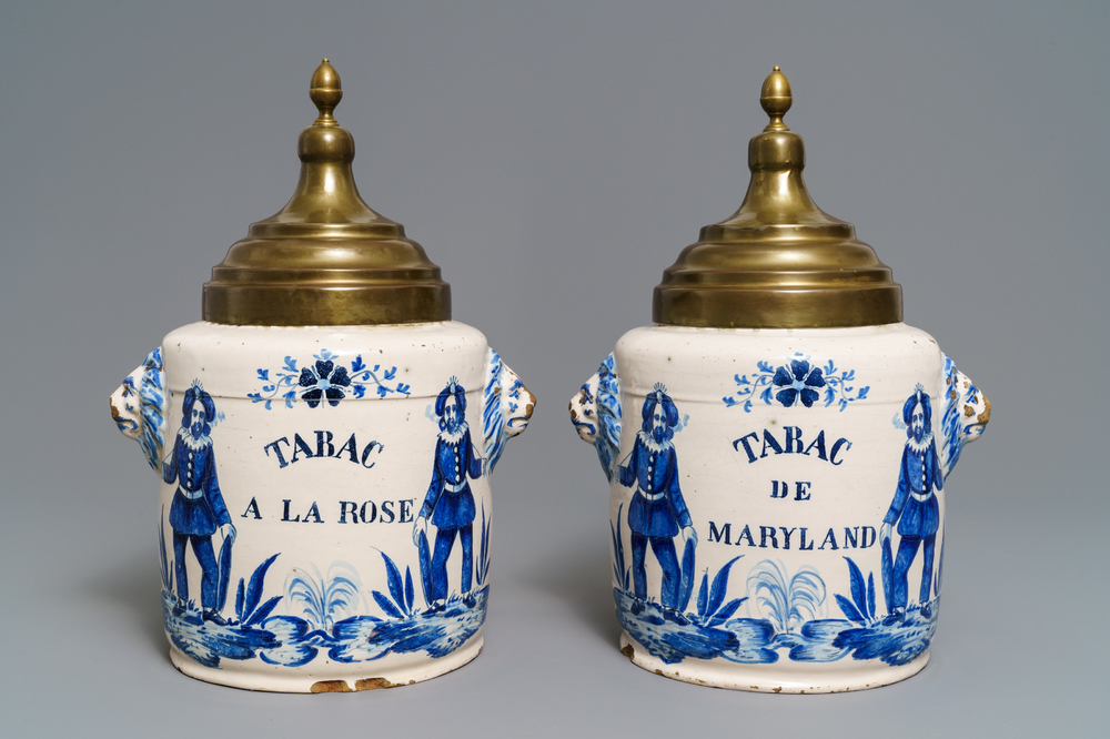 Een paar blauwwitte Brussels aardewerken tabakspotten, eind 18e eeuw