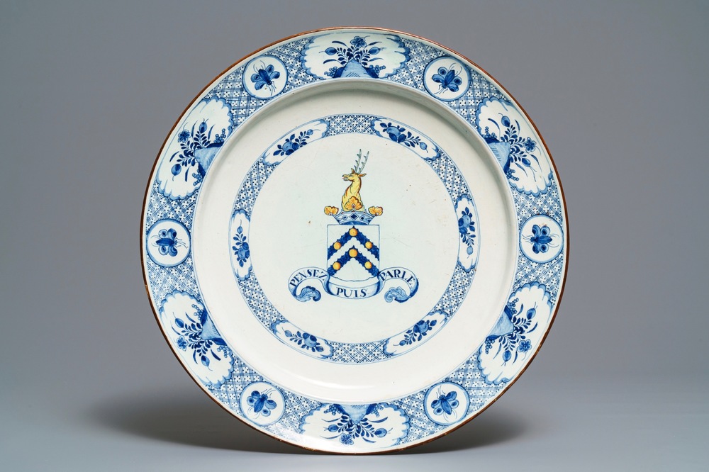 Un tr&egrave;s grand plat armori&eacute; en fa&iuml;ence de Delft polychrome, 18&egrave;me