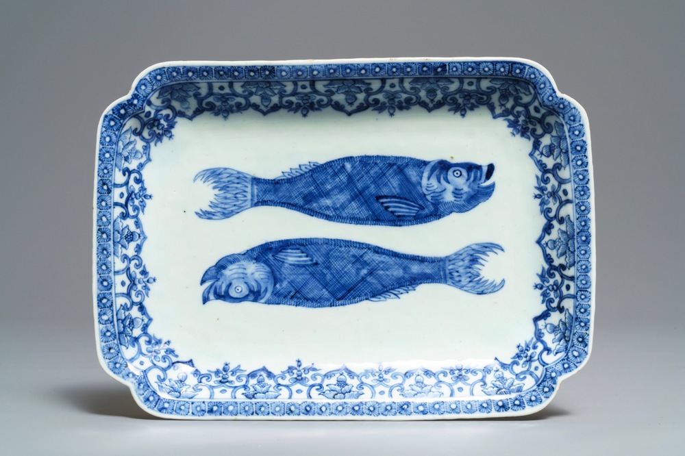 Een Chinees blauw-wit 'dubbel haring' bord voor de Nederlandse markt, Qianlong