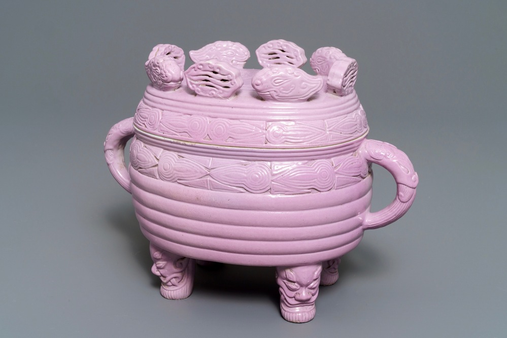 Un br&ucirc;le-parfum couvert en porcelaine de Chine rose monochrome, 19/20&egrave;me