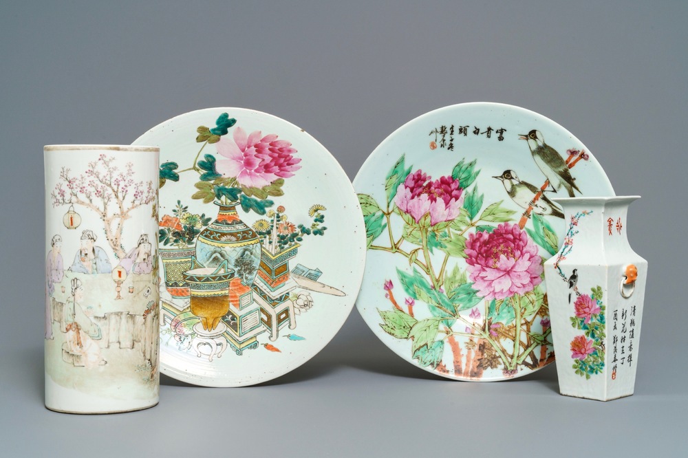 Two Chinese qianjiang cai dishes, a hat stand and a square vase, 19/20th C.