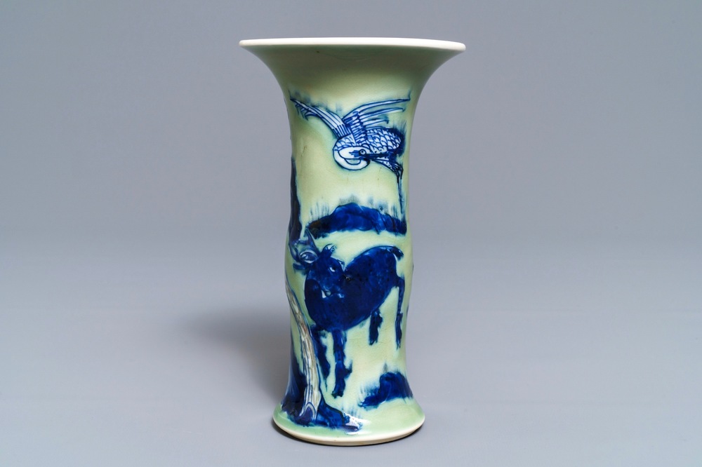 Un vase de forme gu en porcelaine de Chine bleu, blanc et rouge sur fond c&eacute;ladon, Kangxi