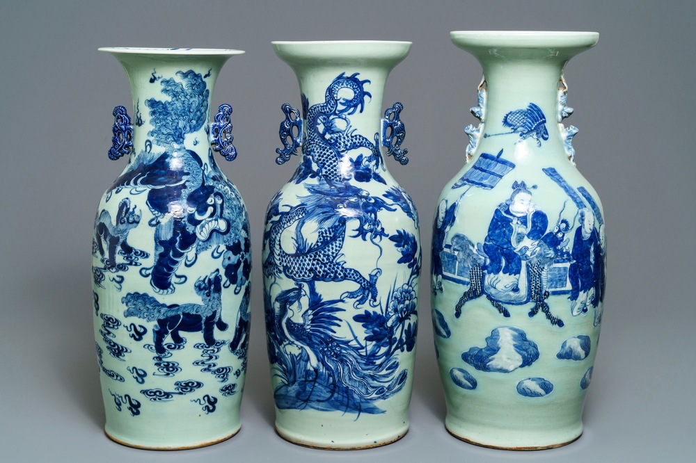 Trois vases en porcelaine de Chine bleu et blanc sur fond c&eacute;ladon, 19&egrave;me