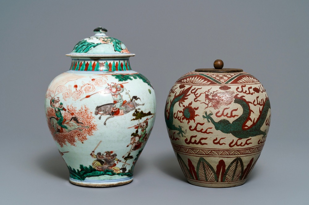 Un vase en porcelaine de Chine famille verte et un pot dit 'de Swatow', &eacute;poque Transition et 19&egrave;me