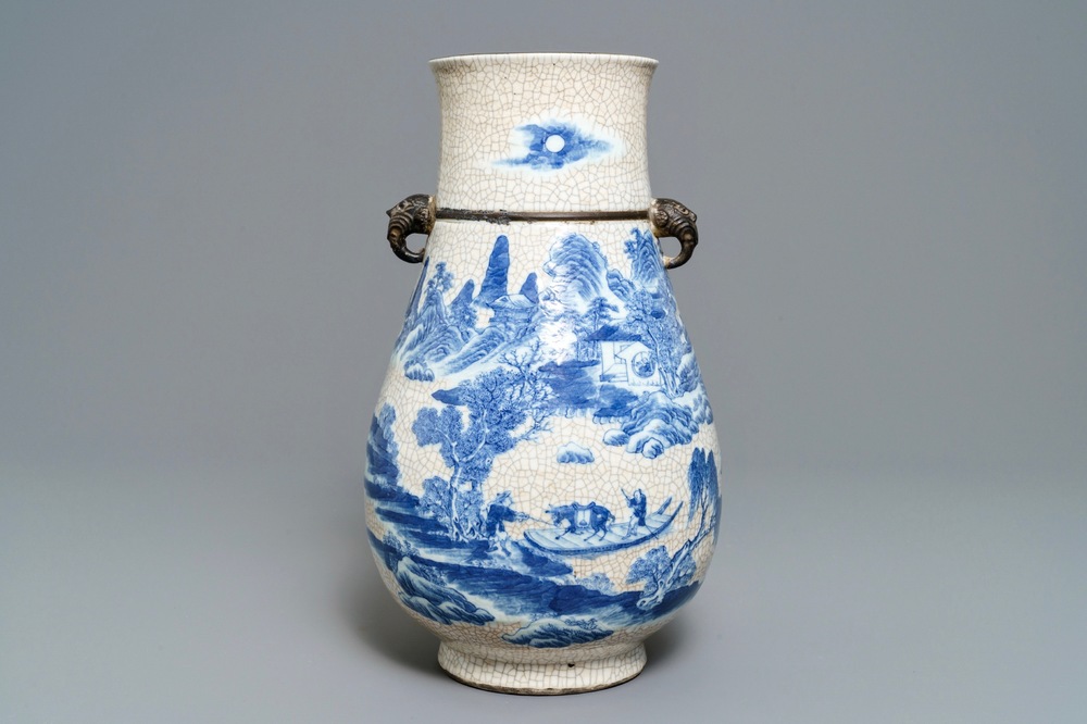 Un vase de forme hu en porcelaine de Chine bleu et blanc dite &quot;de Nankin&quot;, 19&egrave;me
