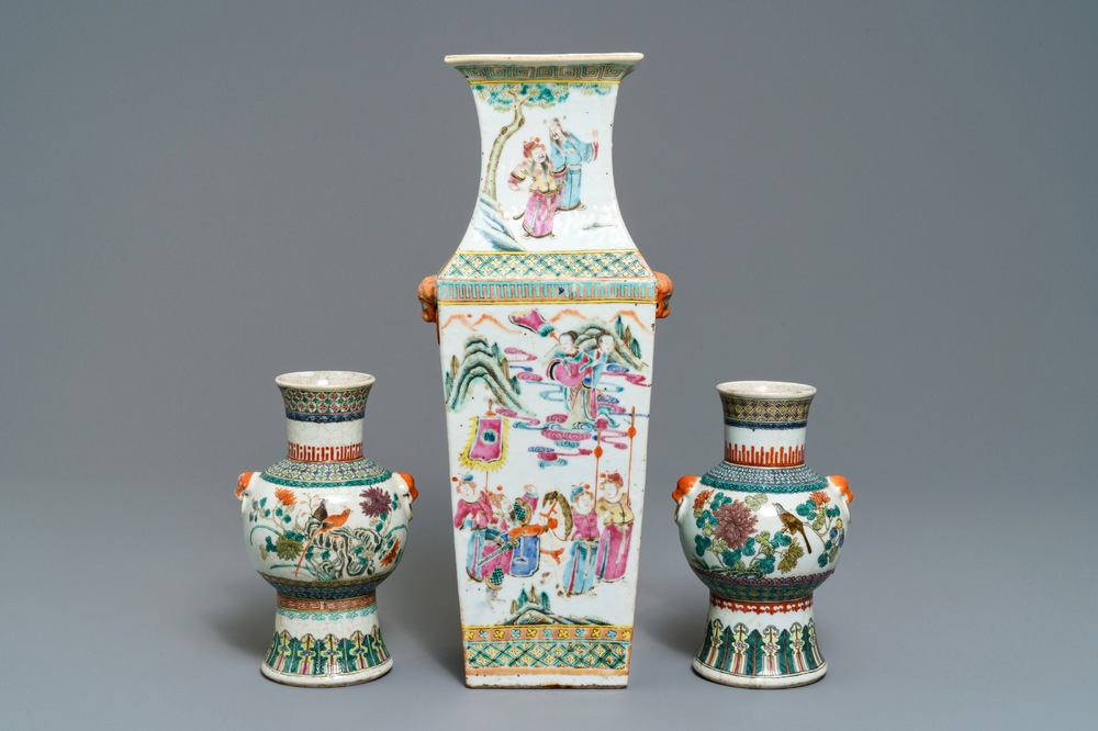 Une paire de vases de forme hu et un de forme carr&eacute; en porcelaine de Chine famille rose, 19&egrave;me