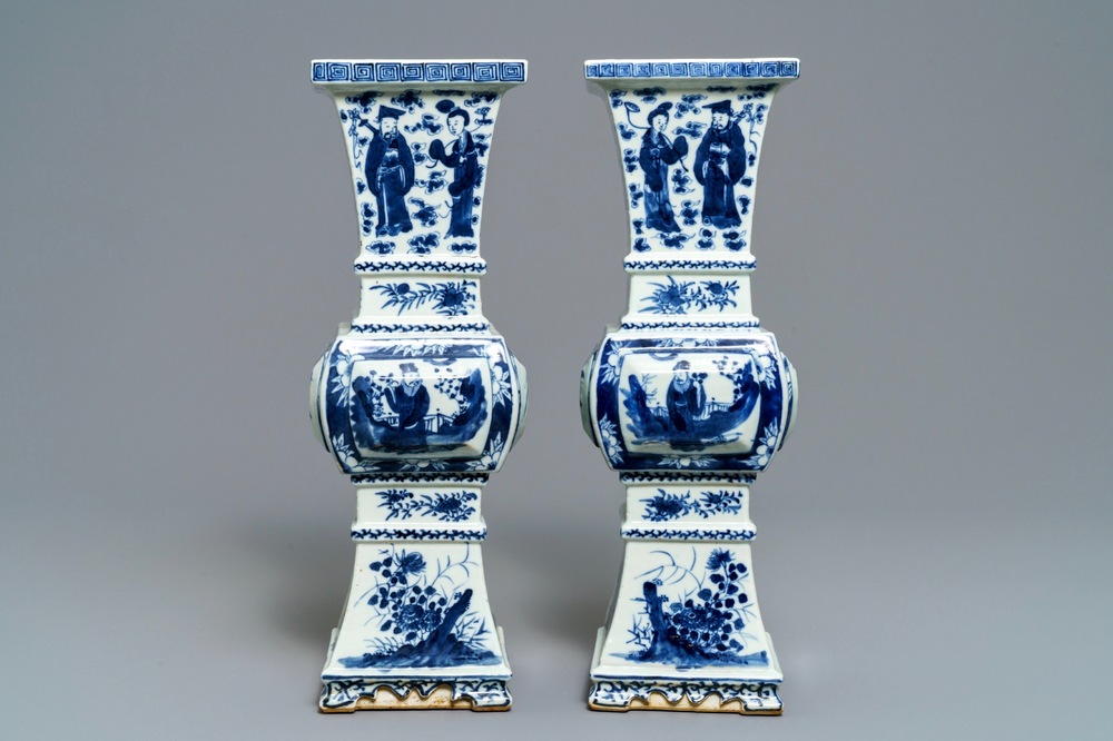 Une paire de vases en porcelaine de Chine bleu et blanc, 19&egrave;me