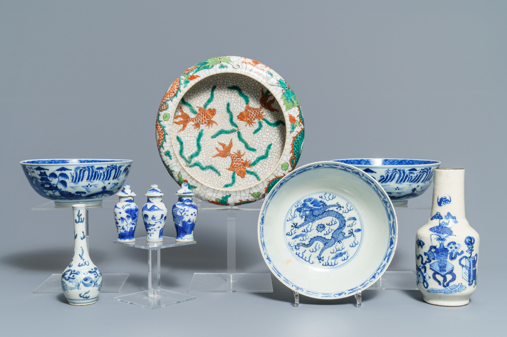 Une collection vari&eacute;e en porcelaine de Chine bleu et blanc et famille verte, 19&egrave;me