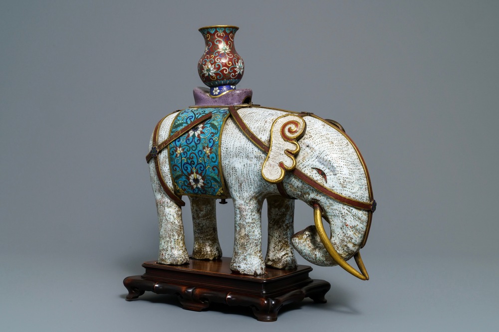 Een groot Chinees cloisonn&eacute; model van een olifant, 19/20e eeuw