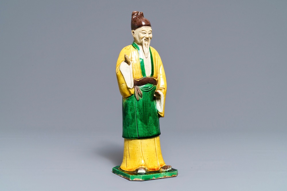 Une figure d'un sage en biscuit &eacute;maill&eacute; vert, Kangxi