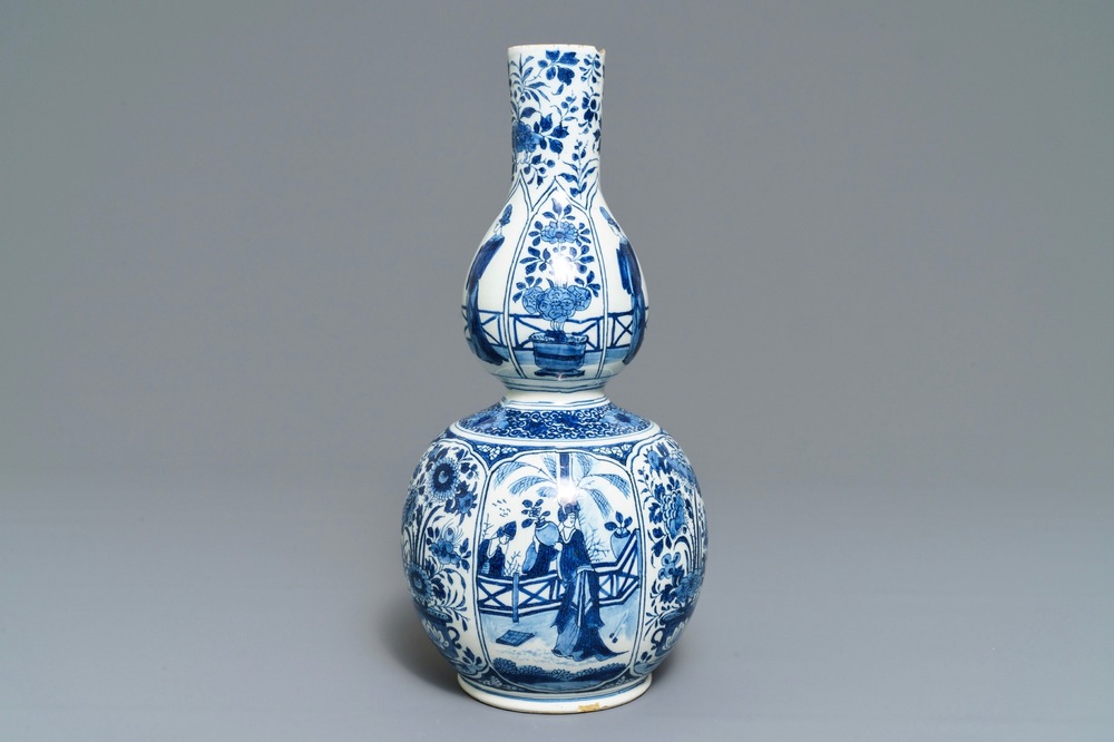 Un vase de forme double gourde en fa&iuml;ence de Delft bleu et blanc, d&eacute;but du 18&egrave;me
