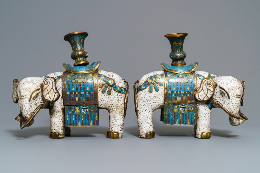 Een paar grote Chinese cloisonn&eacute; modellen van olifanten, 19e eeuw