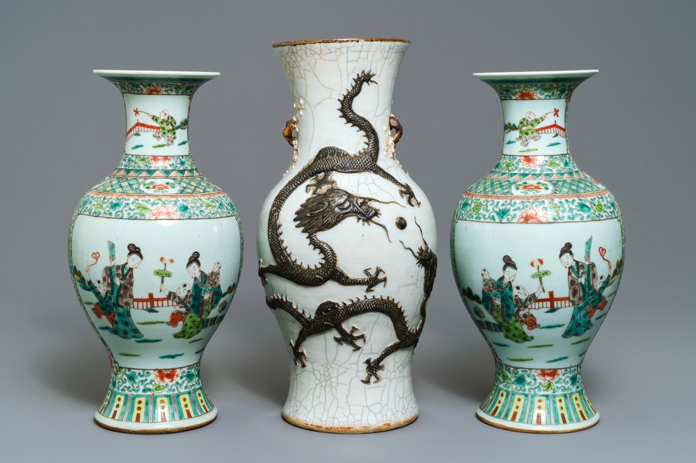 Une paire de vases en porcelaine de Chine famille verte et un vase dit 'de Nankin', 19&egrave;me