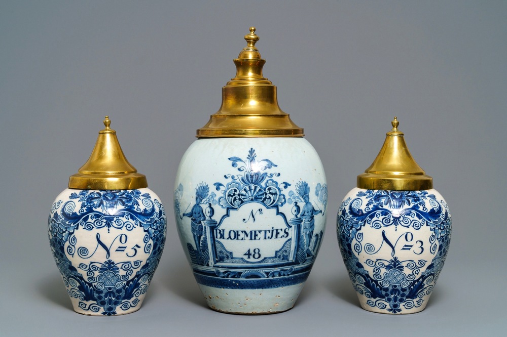Drie blauwwitte Delftse tabakspotten met koperen deksels, 18e eeuw