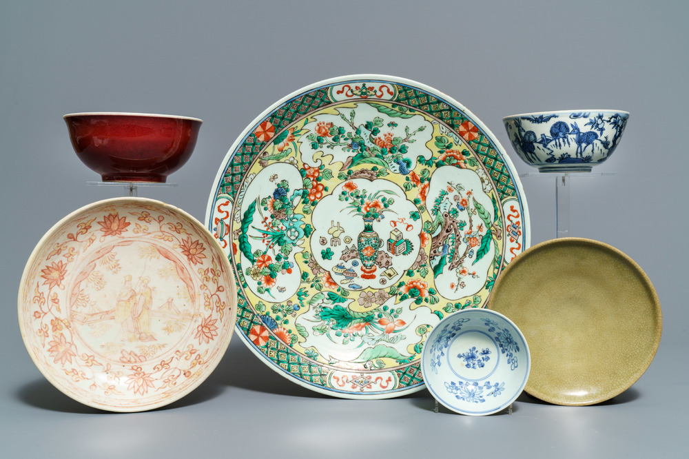 Een collectie divers Chinees porselein, Ming en later