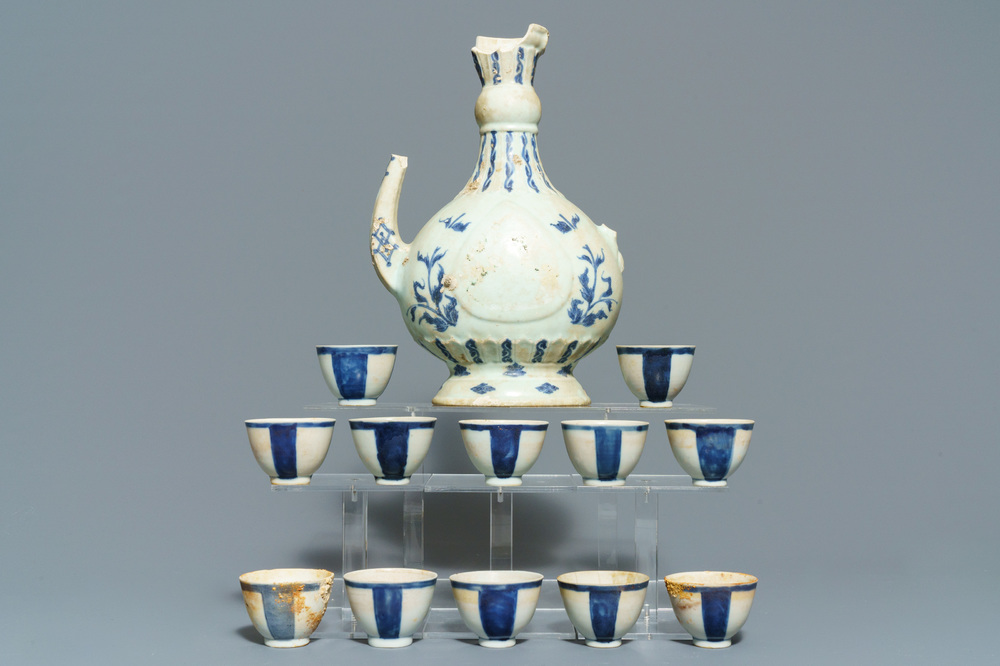 Een Chinese 'aftaba' kan en twaalf koppen in blauwwit scheepswrak porselein, Transitie periode