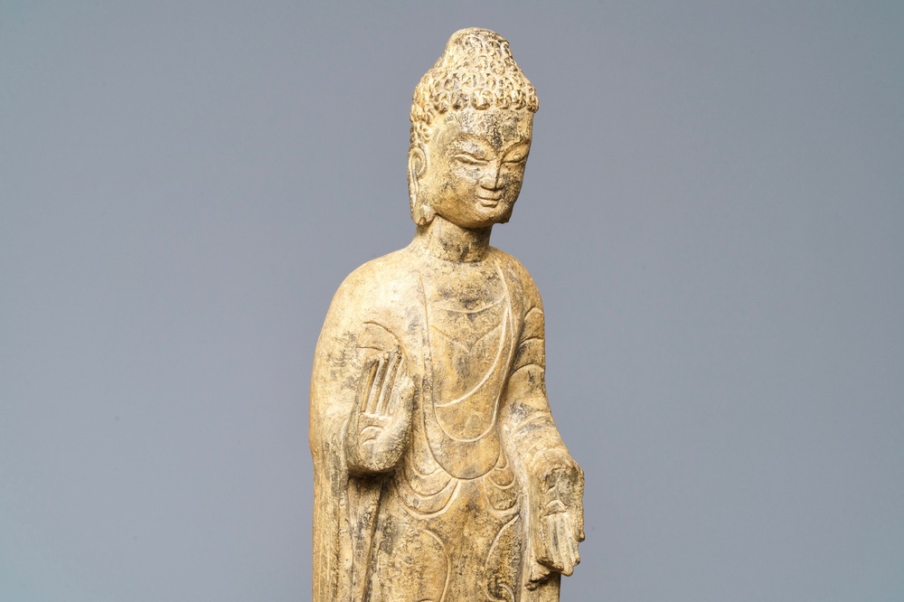 Une figure de Bouddha debout en pierre sculpt&eacute;e, Chine, Ming ou apr&egrave;s