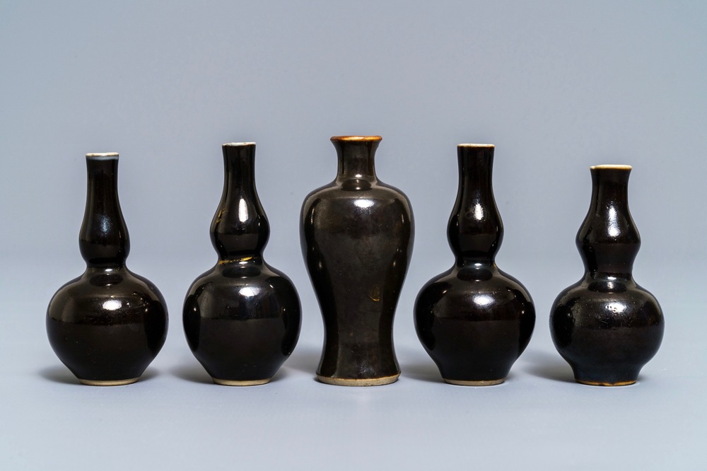 Une garniture de cinq vases miniatures en porcelaine de Chine noire monochrome, Kangxi