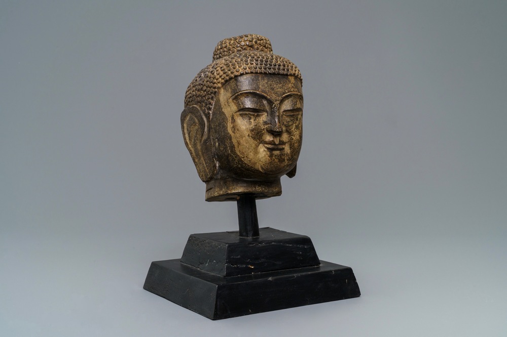 Une t&ecirc;te de Bouddha Shakyamuni en pierre sculpt&eacute;e, Chine, Ming ou apr&egrave;s