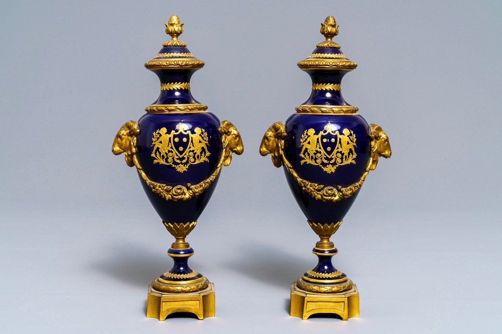 Une paire de vases couverts en porcelaine dans le style de S&egrave;vres aux montures en bronze dor&eacute;, France, 19/20&egrave;me