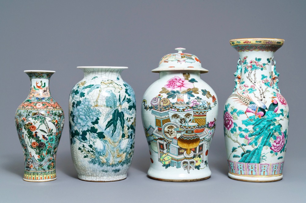 Quatre vases en porcelaine de Chine famille rose, verte et qianjiang cai, 19/20&egrave;me