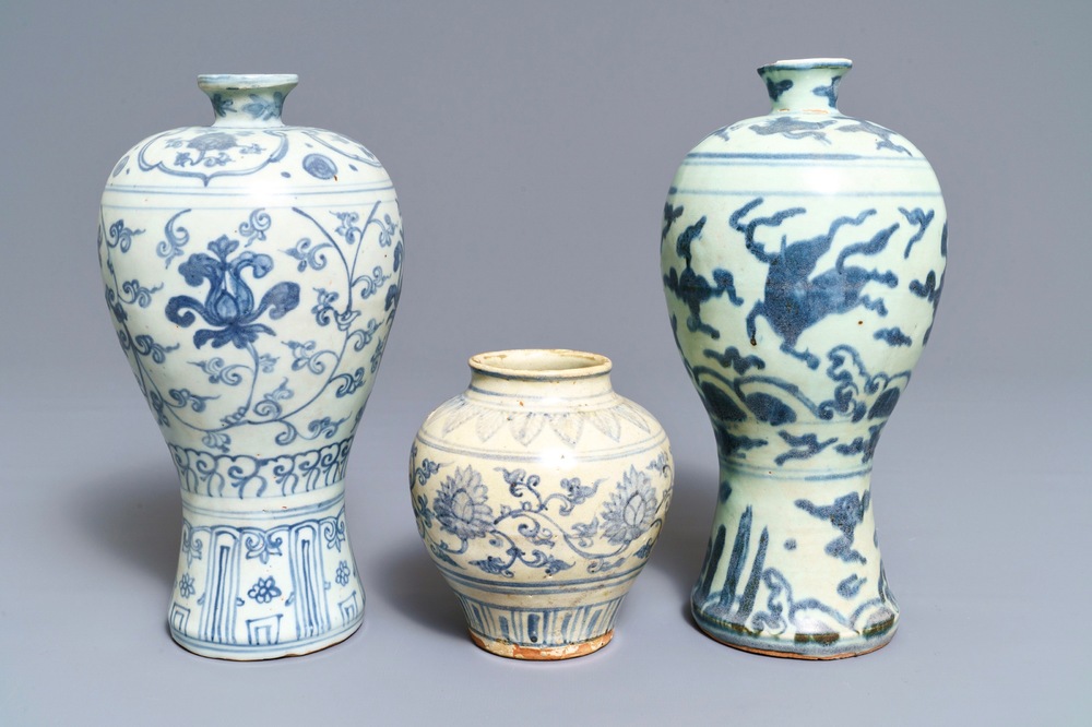 Drie Chinese blauwwitte vazen, Ming
