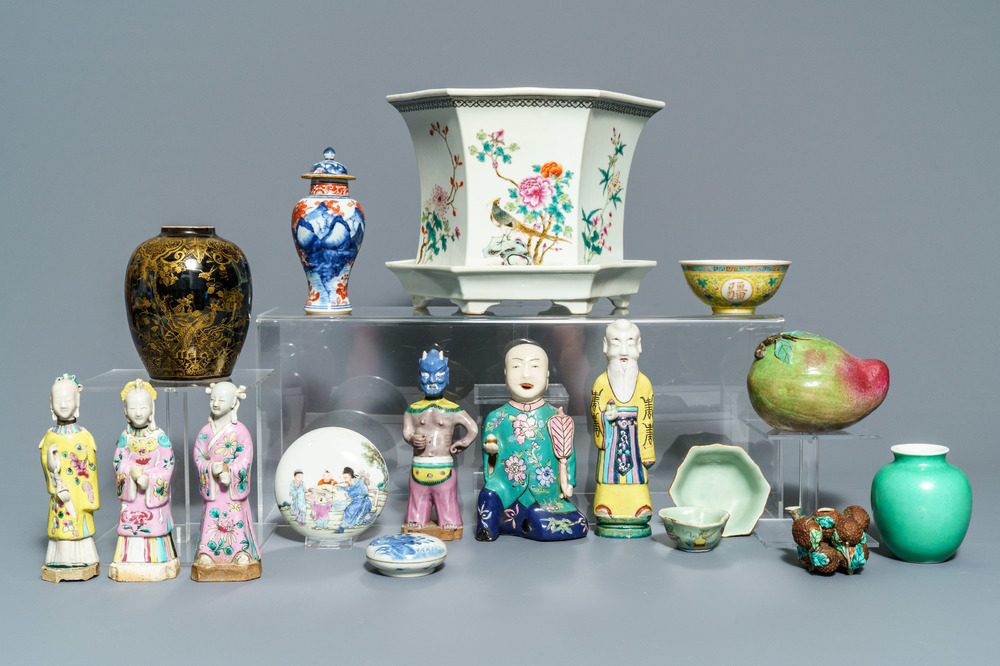 A varied collection of Chinese porcelain, 18/20th C.