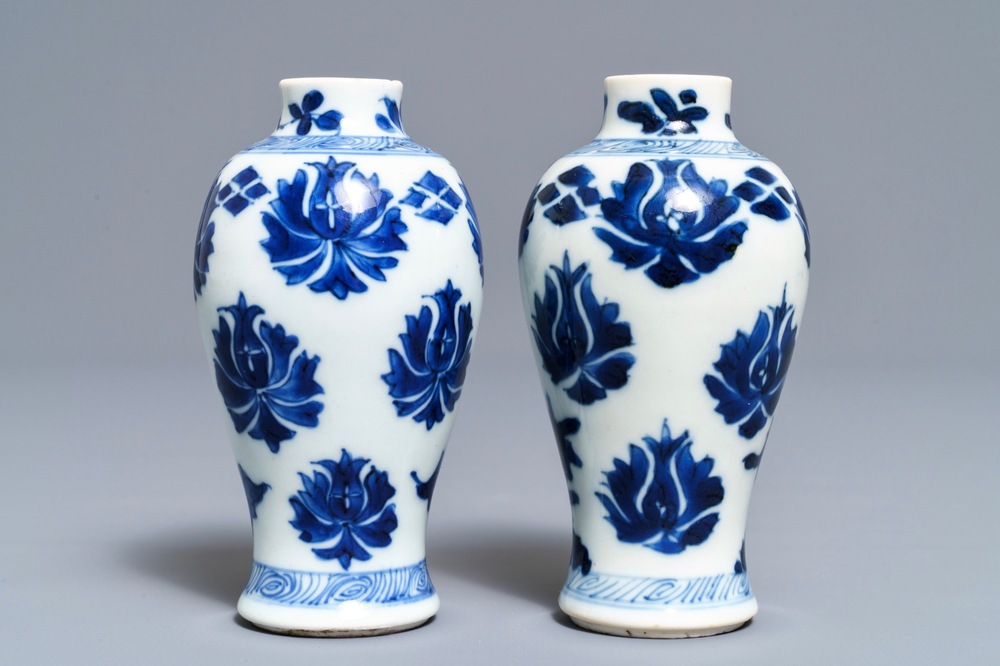 Une paire de vases miniatures en porcelaine de Chine bleu et blanc, marques pseudo-Delft, Kangxi