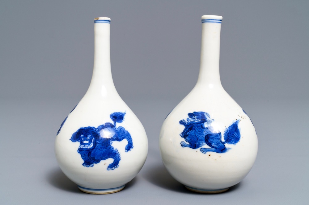 Een paar Chinese blauwwitte flesvormige vazen met kylins, Kangxi